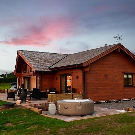 Cuddfan Lodge On A Gorgeous Private Lake Newport (Gwent) Exterior foto