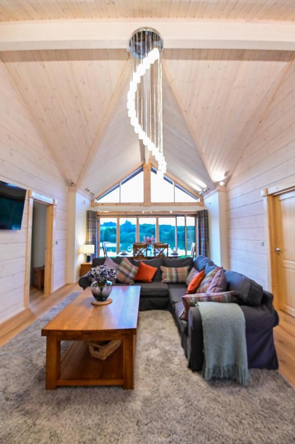 Cuddfan Lodge On A Gorgeous Private Lake Newport (Gwent) Exterior foto