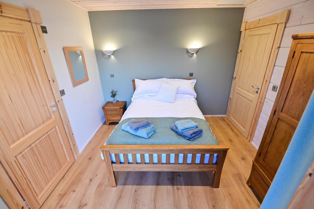 Cuddfan Lodge On A Gorgeous Private Lake Newport (Gwent) Exterior foto