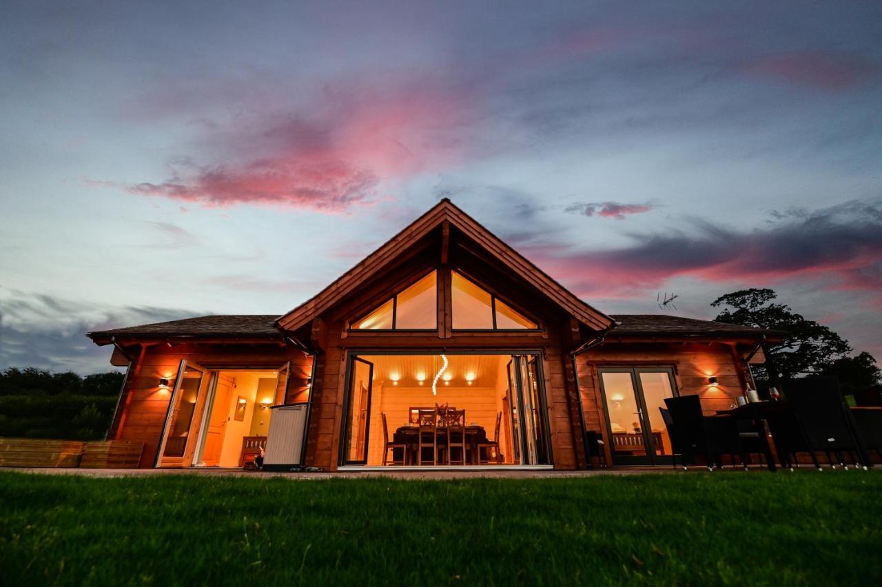 Cuddfan Lodge On A Gorgeous Private Lake Newport (Gwent) Exterior foto