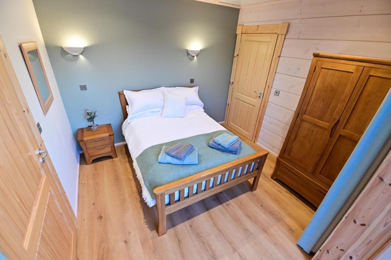 Cuddfan Lodge On A Gorgeous Private Lake Newport (Gwent) Exterior foto