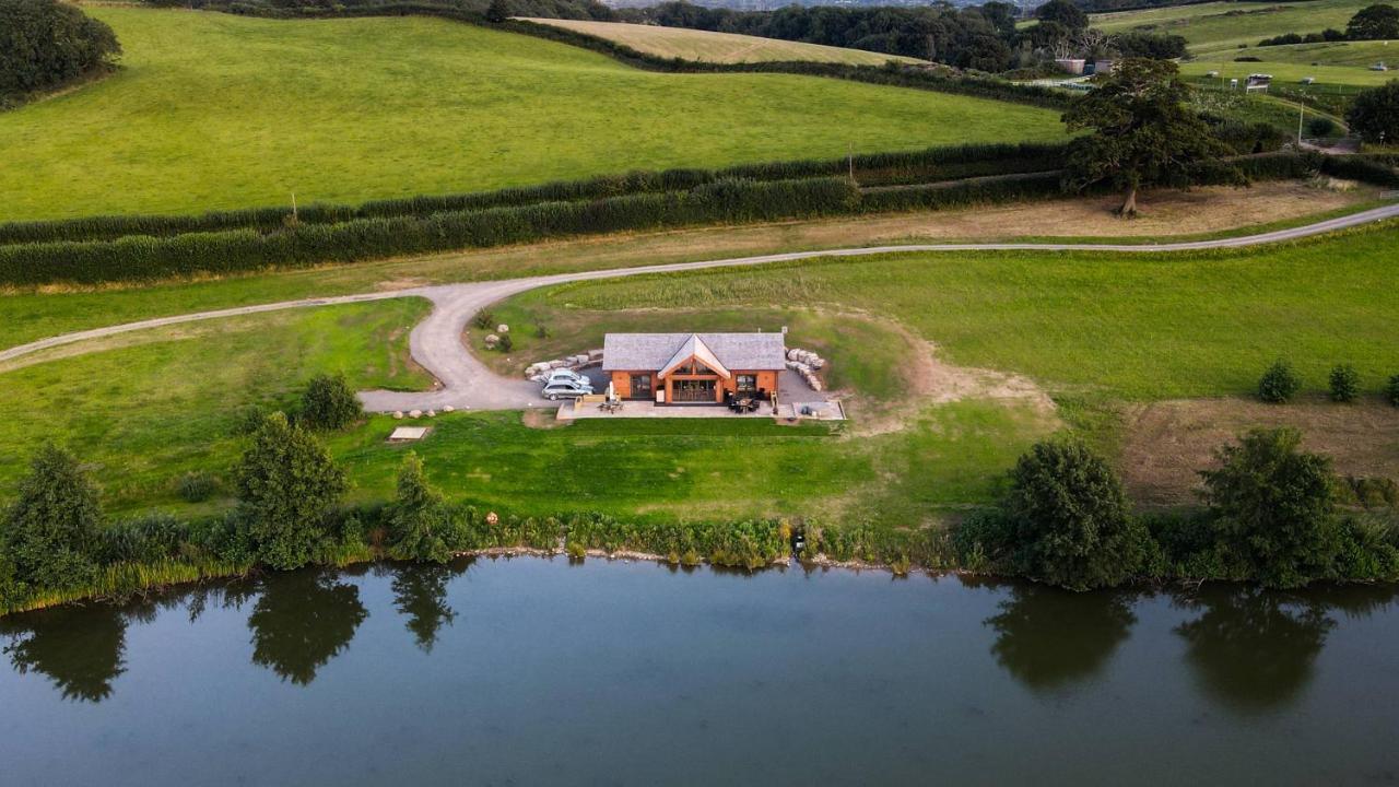 Cuddfan Lodge On A Gorgeous Private Lake Newport (Gwent) Exterior foto