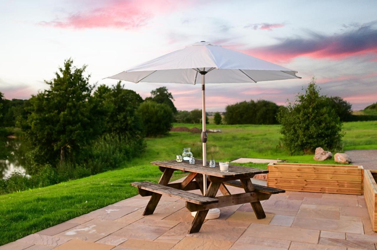 Cuddfan Lodge On A Gorgeous Private Lake Newport (Gwent) Exterior foto